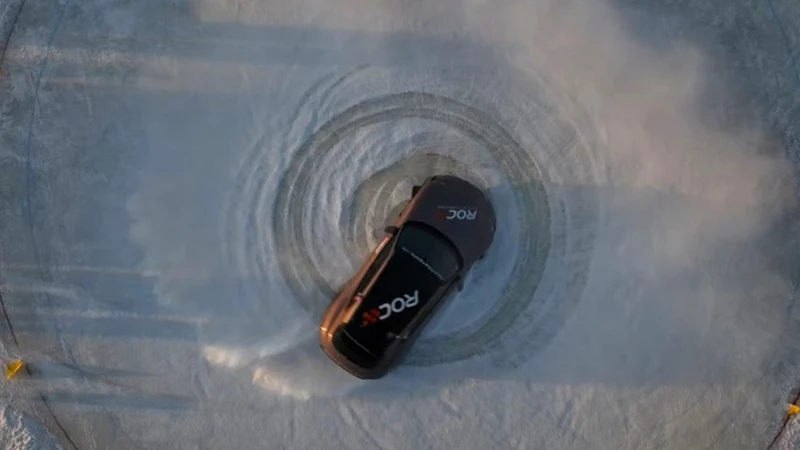 Porsche Taycan rompe el récord del auto eléctrico haciendo más donas sobre hielo