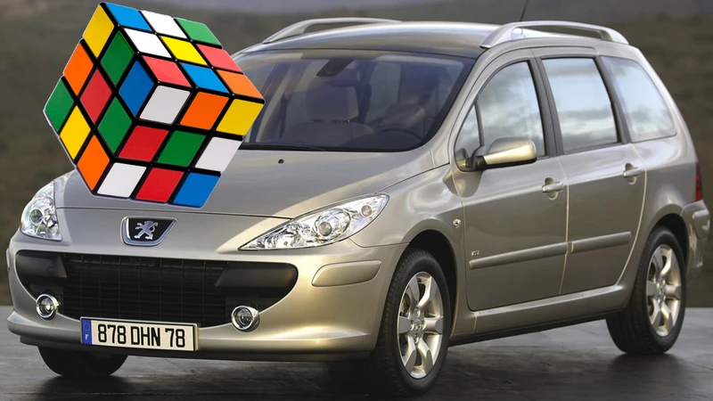 ¿Foto multas desde el cielo? Sí cazaron a alguien jugando con el cubo Rubik a 125 km/h