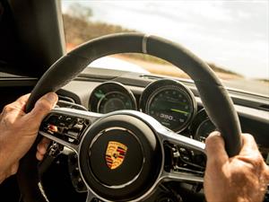 Porsche 918Sypder alcanza su velocidad máxima en una carretera australiana
