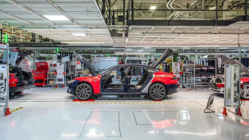 Tesla desafía el futuro de la producción automotriz y dice adiós a las líneas de montaje