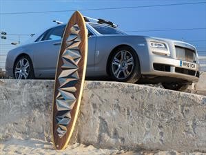 Rolls-Royce y Woodpop crean una exclusiva tabla de surf decorada con oro