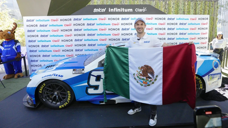 Daniel Suárez presentó su auto para la visita de NASCAR a México
