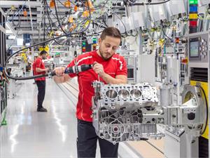 Porsche inaugura su nueva planta de motores V8