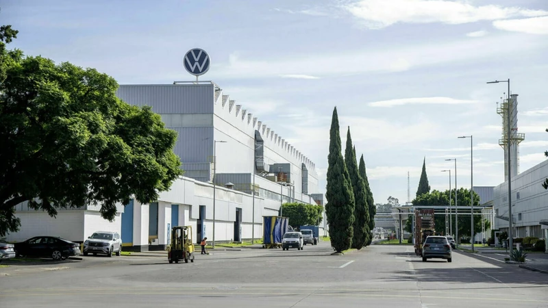 Volkswagen reducirá un turno en Puebla y prepara salida de hasta 800 trabajadores