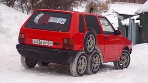 Sólo en Rusia: Un FIAT Uno con 8 ruedas