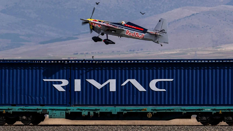 Rimac Nevera R ayuda a un avión a aterrizar sobre un tren que va a 120 Km/h