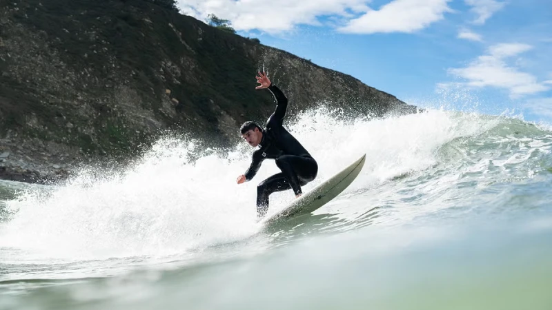 Conoce el traje de surf que se fabrica con caucho reciclado de llantas