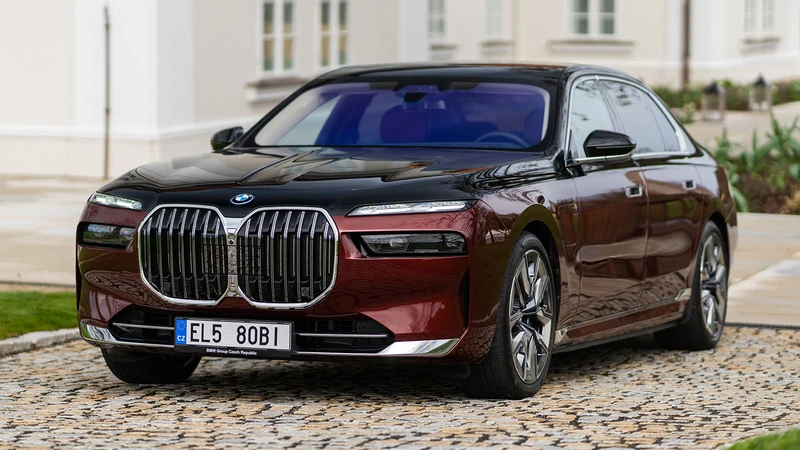 BMW 750e Pure Excellence en Chile, un verdadero híbrido enchufable de alta gama