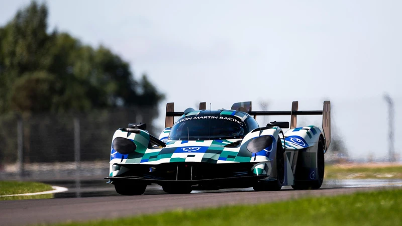 Aston Martin Valkyrie AMR-LMH Hypercar estira las piernas en la pista