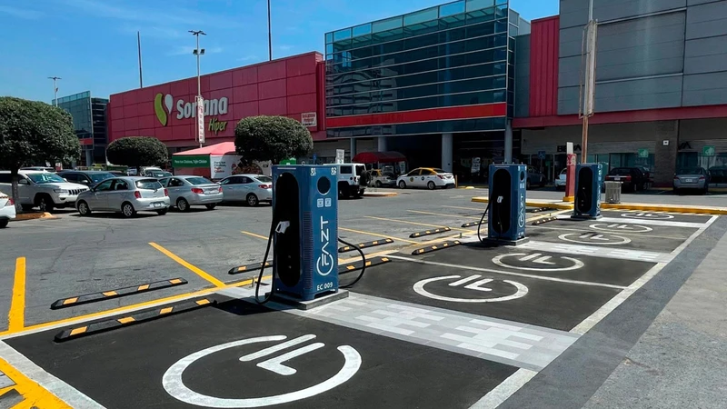 XCharge convertirá estacionamientos de Soriana en la red de carga más accesible del país
