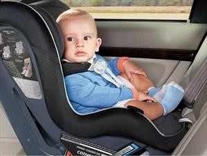 Sin importar la edad, el asiento de automóvil para niño/bebé deben ir orientado hacia atrás 