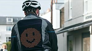 Esta sofisticada chaqueta con Emojis puede salvar la vida de los ciclistas