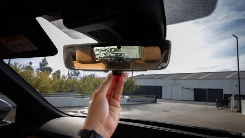 Mazda presenta un espejo retrovisor digital