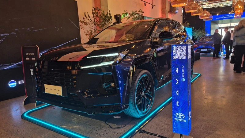 Toyota inició la venta en Chile de su primer modelo híbrido enchufable