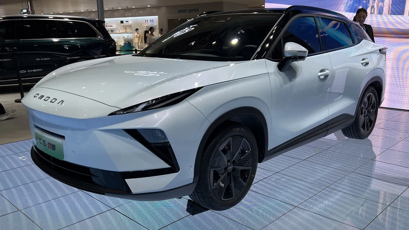 Shanghai 2025: Omoda C5 estrena facelift y propulsión híbrida