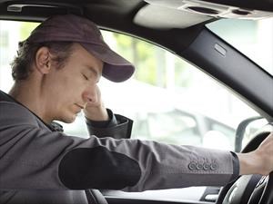¿Por qué quienes conducen no se detienen cuando sufren de somnolencia?