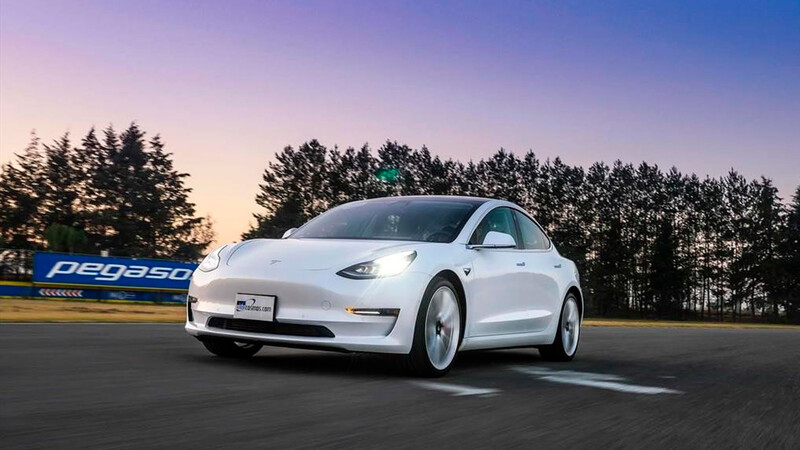 Diversión en los Tesla mientras cambia el semáforo