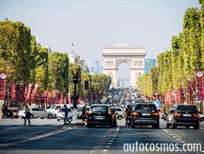 La moda y los autos se fusionan en Champs-Élysées