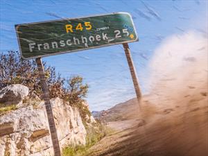 Un Mazda RX-8 hace drift en las montañas de Sudáfrica 