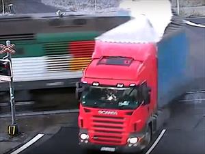 Al no hacer caso del semáforo un camión es impactado por un tren 