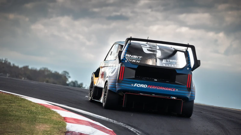 Ford vuelve a ser la "americana" con el mejor tiempo en Nürburgring, con una van
