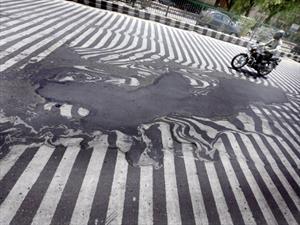 En India hace tanto calor que el asfalto se está derritiendo  