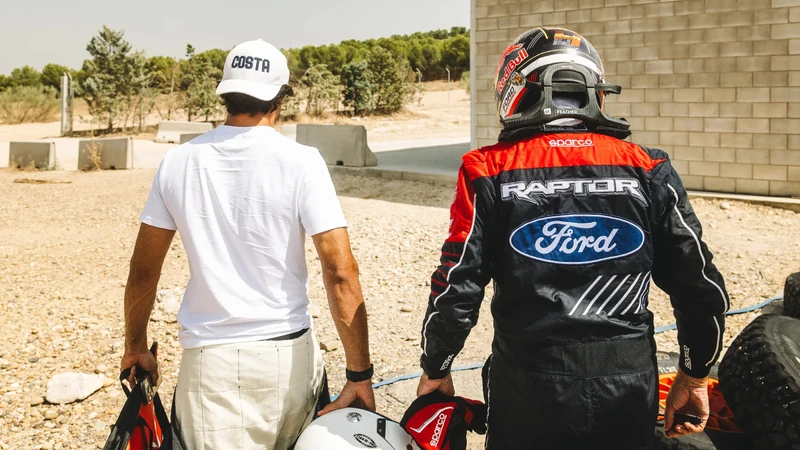 Los Sainz se divirtieron con la Ford Raptor T1+