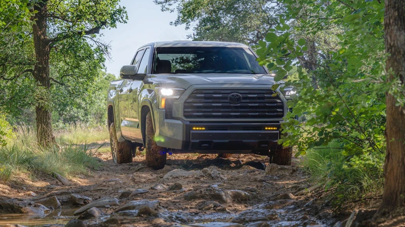 Toyota renueva la Tundra 2027 con imagen más robusta y mayor capacidad off-road
