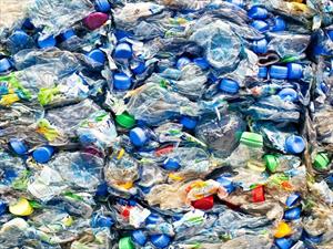 Tesla emplea botellas recicladas para el plástico de sus vehículos  