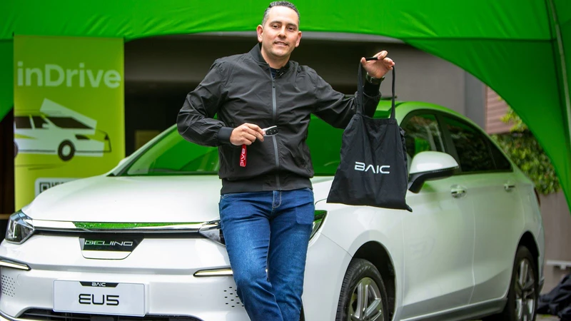 InDrive premió con un BAIC eléctrico a socio conductor en Calama