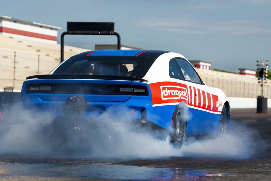 Dodge Charger Hustle Stuff Drag Pak 2026, regresa el V8 para uso exclusivo en pistas - Autocosmos