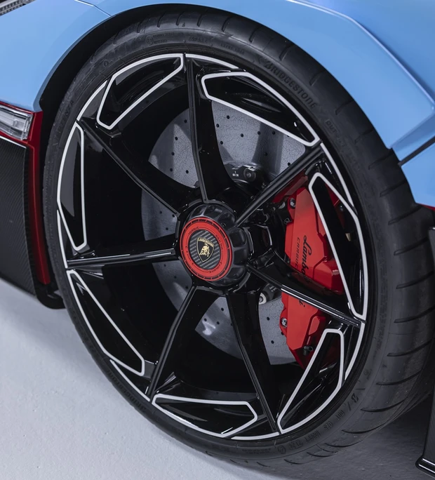 Lamborghini Fenomeno Roadster estrena llantas Bridgestone - Autocosmos