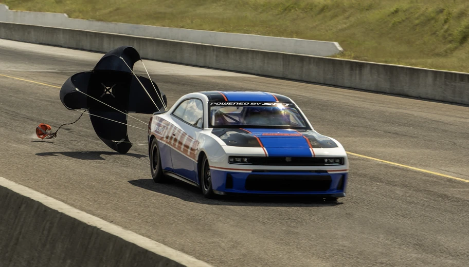 Dodge Charger Hustle Stuff Drag Pak 2026, regresa el V8 para uso exclusivo en pistas - Autocosmos
