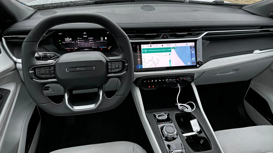 El Jeep Cherokee 2026 representa algo más que el retorno de un nombre conocido. Es, en realidad, una reinterpretación profunda de un SUV que busca encajar en una etapa distinta del mercado, marcada por la electrificación, la eficiencia y un replanteamiento del diseño. Tuvimos oportunidad de manejarlo, aunque por ahora no podemos compartir impresiones sobre las sensaciones de conducción. Visualmente, el cambio es evidente. Cherokee deja atrás las formas orgánicas para adoptar un lenguaje más geométrico, con superficies planas, líneas marcadas y una postura más vertical. El frente con ópticas LED de trazos rectos y una firma luminosa en forma de “U” refuerza una identidad más sólida y cercana a la herencia histórica del modelo. Las nuevas proporciones —más largo, ancho y alto— no solo modifican su presencia, también tienen impacto directo en el espacio interior. El eje central del proyecto está en la mecánica. Cherokee 2026 estrena un sistema híbrido turbo de 1.6 litros que combina un motor de combustión interna, dos motores eléctricos y una batería. La potencia total es de 210 hp, pero el dato relevante está en que el tren motriz de combustión más el eléctrico genera 230 libras-pie de torque, una cifra que explica buena parte del planteamiento funcional del modelo. Jeep declara más de 800 kilómetros de autonomía y un consumo combinado estimado de 15 km/l, cifras que lo colocan en una posición eficiente dentro del segmento sin renunciar al esquema de tracción característico de la marca. En el interior, el enfoque es claramente más racional. La cabina gana espacio y se reorganiza para priorizar almacenamiento y funcionalidad, apoyándose en un selector de cambios rotativo que libera espacio en la consola central. A nivel tecnológico, todas las versiones integran cuadro de instrumentos digital de 10.25 pulgadas y una pantalla central de 12.3 pulgadas con el sistema Uconnect 5. En materiales, Cherokee apuesta por piel sintética y la incorporación de elementos reciclados, alineándose con una narrativa de sostenibilidad que se percibe más estructural que decorativa. El apartado de asistencias a la conducción es amplio desde versiones base. Frenado autónomo de emergencia, monitoreo de punto ciego, asistencias de colisión y el sistema Active Driving Assist de nivel 2 forman parte del equipamiento, acompañado por soluciones específicas para el manejo fuera del asfalto. Sistemas como Jeep Active Drive I y Selec-Terrain mantienen vigente la capacidad 4x4, con modos específicos para distintas superficies y una geometría que prioriza ángulos y altura libre al suelo. Cherokee 2026 se produce en la planta de Stellantis en Toluca, un punto relevante dentro de la estrategia industrial del grupo en México. Estará disponible en versiones Limited con un precio de $899,900 y Overland, por $949,900. También estuvo presente Jeep Grand Cherokee Durante la presentación se mostró igualmente la Jeep Grand Cherokee, que actualiza su oferta mecánica. La versión de entrada mantiene el motor Pentastar, pero ahora se suma el nuevo Hurricane 4, un cuatro cilindros 2.0 litros turbo que entrega 324 hp y 332 libras-pie de torque, acoplado a una transmisión automática de ocho velocidades. Una configuración que amplía el espectro de opciones dentro de la gama.