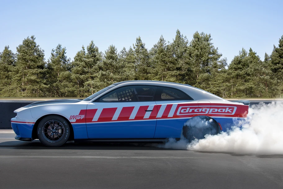 Dodge Charger Hustle Stuff Drag Pak 2026, regresa el V8 para uso exclusivo en pistas - Autocosmos
