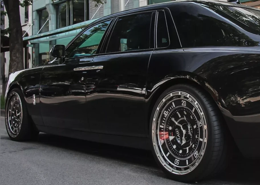 Este Rolls-Royce Phantom tiene rines inspirados en un Rolex - Autocosmos