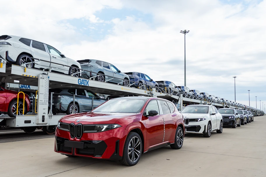 BMW iX3 rompe récord de producción: Debrecen fabrica 50,000 unidades en solo nueve meses - Autocosmos
