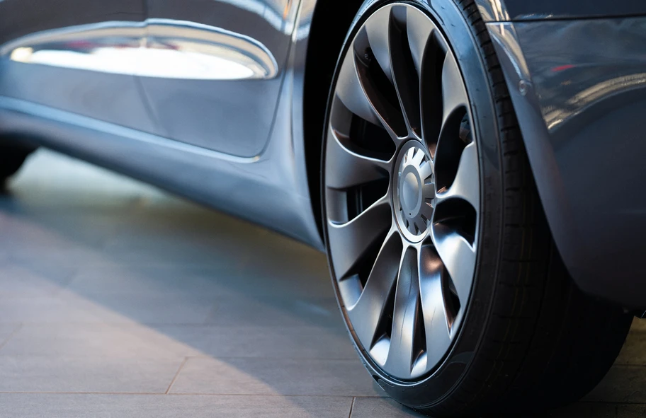 ¿Por qué los autos híbridos y eléctricos necesitan llantas diferentes? - Autocosmos