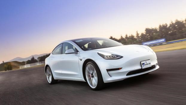 Tesla es actualmente marca de autos completamente eléctricos más popular, aunque todavía no llega a Chile. En esta foto su modelo más accesible, el Model 3, que parte en US$31.850. 