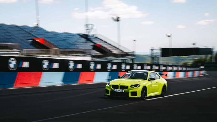 BMW M2 con M Performance Track Kit rompe récord en Nürburgring - Autocosmos