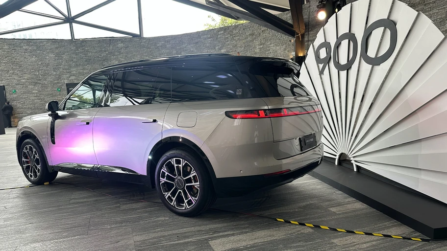 Lynk & Co 900