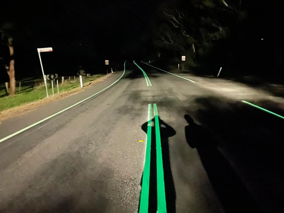 En Australia están probando pintura fluorescente para demarcar las  carreteras