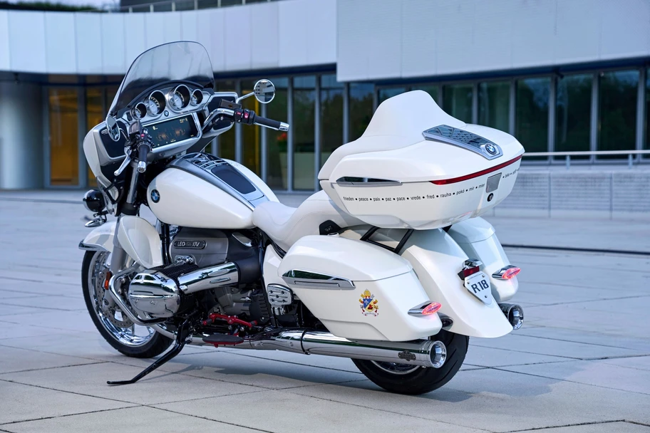 BMW R18 Transcontinental firmada por el Papa León XIV se subasta y recauda casi 3 millones de pesos - Autocosmos