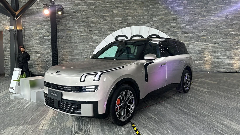 Lynk & Co 900
