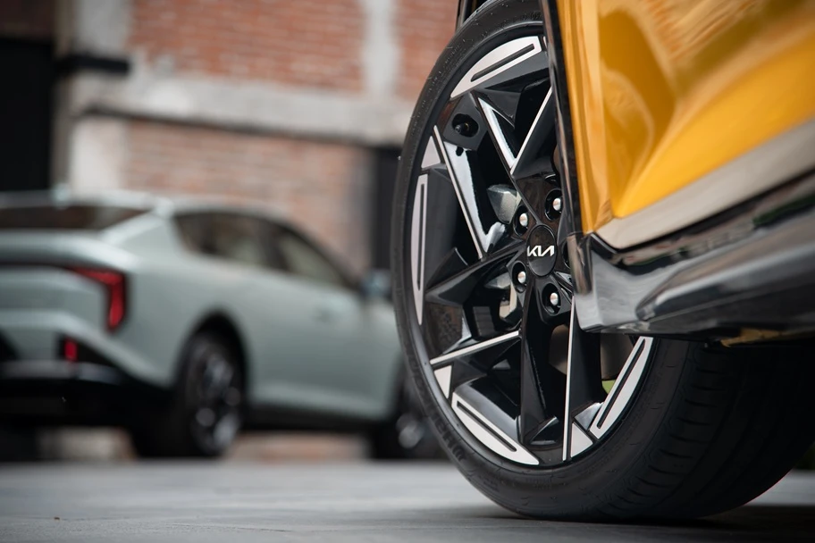 Kia K4 Hatchback 2027 llega a México, suma una nueva versión de entrada - Autocosmos