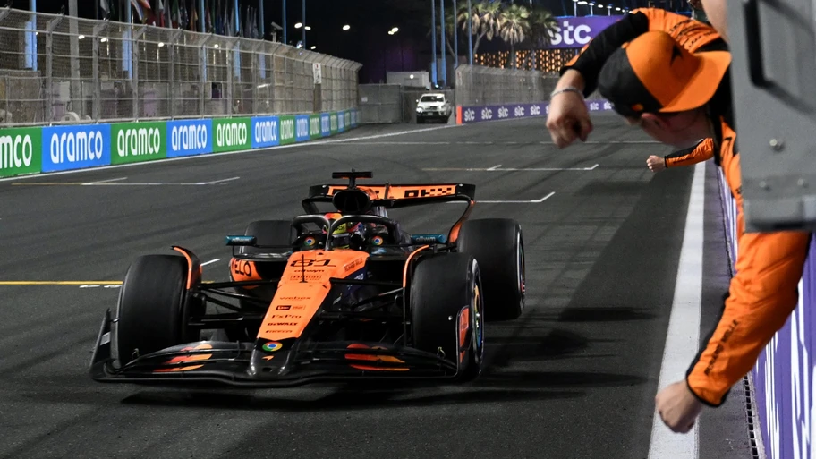Imagen de Oscar Piastri cruzando la meta en el GP de Arabia 2025