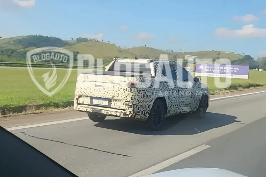 Toyota Corolla Cross Pickup es captada con camuflaje en Brasil - Autocosmos