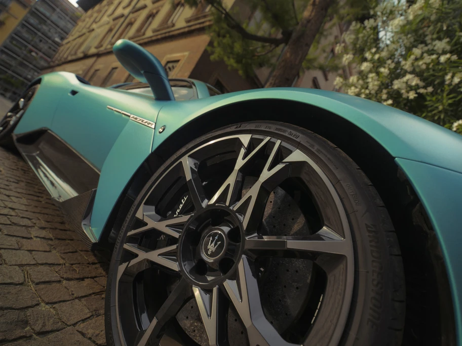 Maserati MCPURA estrena llantas Bridgestone - Autocosmos