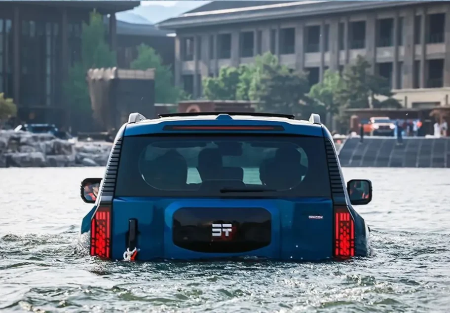 Jetour G700 Ark Edition, el SUV todoterreno que puede navegar sobre el agua - Autocosmos