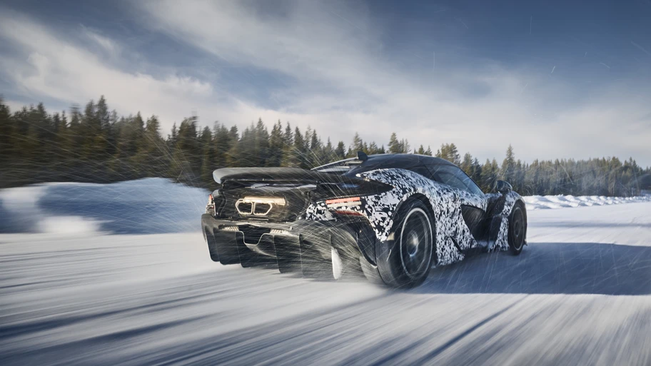 McLaren W1 danza en la nieve 